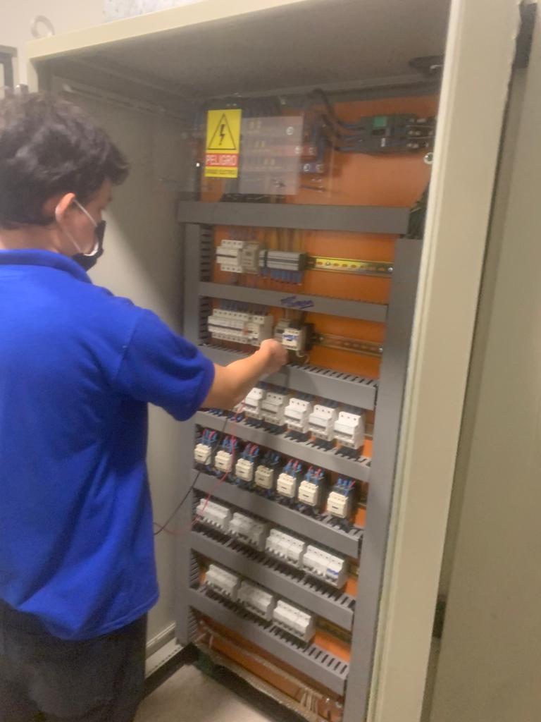 Técnico de EDICA trabajando en un tablero eléctrico
