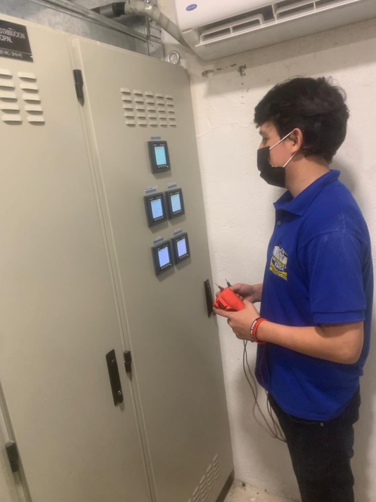 Técnico de EDICA revisando motores y equipos